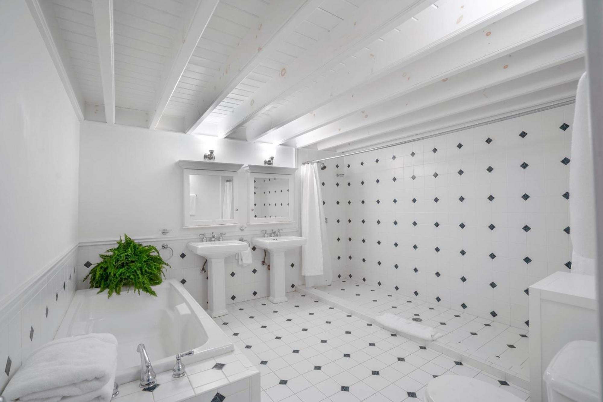Large Modern North Fork Barn:Vineyards In Backyard, Harbes Farms Villa Mattituck Екстериор снимка